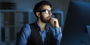 Entrepreneur travaillant sur son site web la nuit