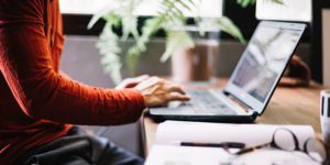 Homme créant un site web sur ordinateur portable