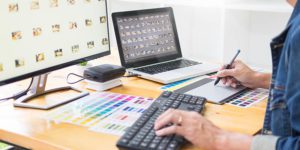 Équipe de graphistes travaillant sur le design d’un site internet