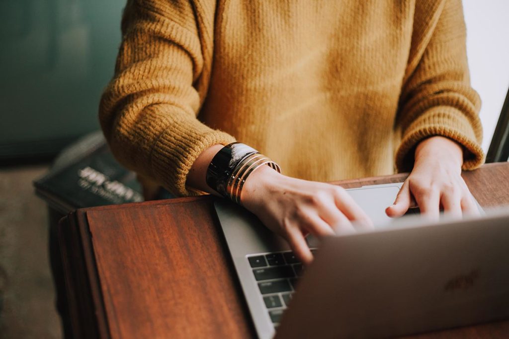 Homme travaillant sur site e-commerce avec statistiques de vente