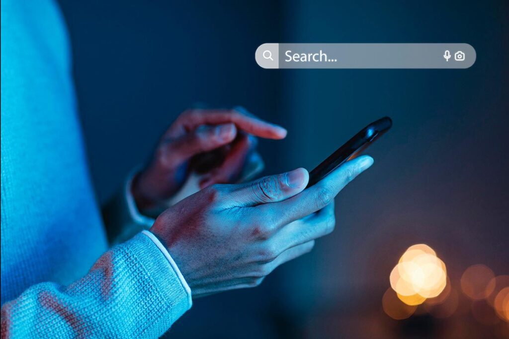 Personne recherchant création site internet sur smartphone Perpignan