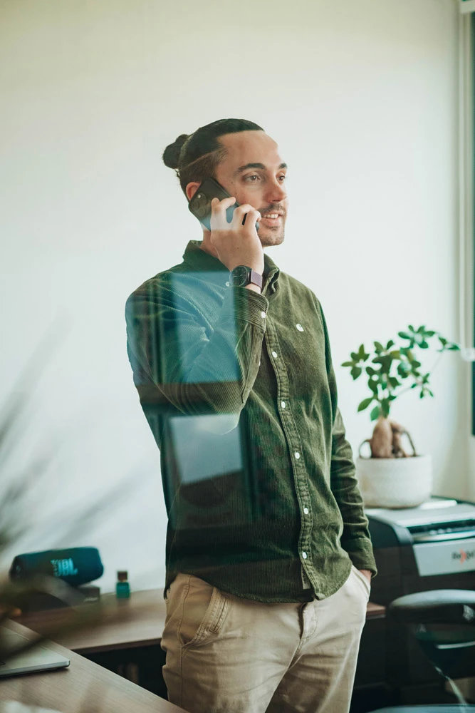 Loïc, gérant de lmweb, échange avec un client de Perpignan pour optimiser une campagne Google Ads et ajuster la stratégie digitale.