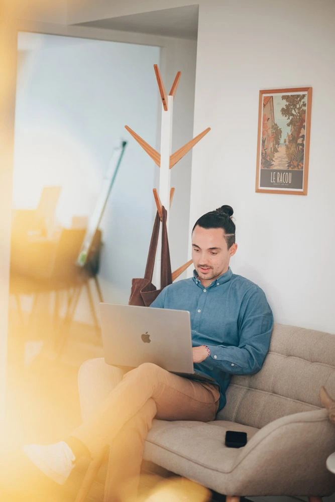 Loïc Magnouat, développeur WordPress freelance, au travail à Tecnosud
