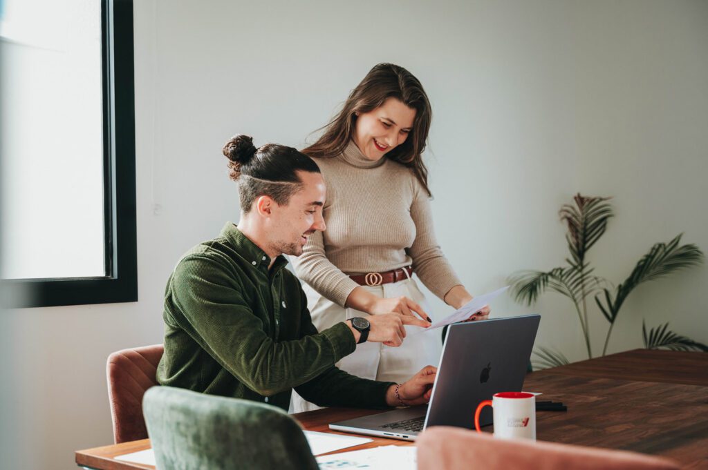 Déborah et Loïc de l'agence de communication à Perpignan lmweb discutent avec des outils de production