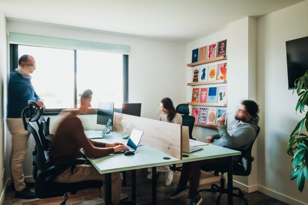 L'équipe de l'agence de communication à Perpignan lmweb travaille au complet