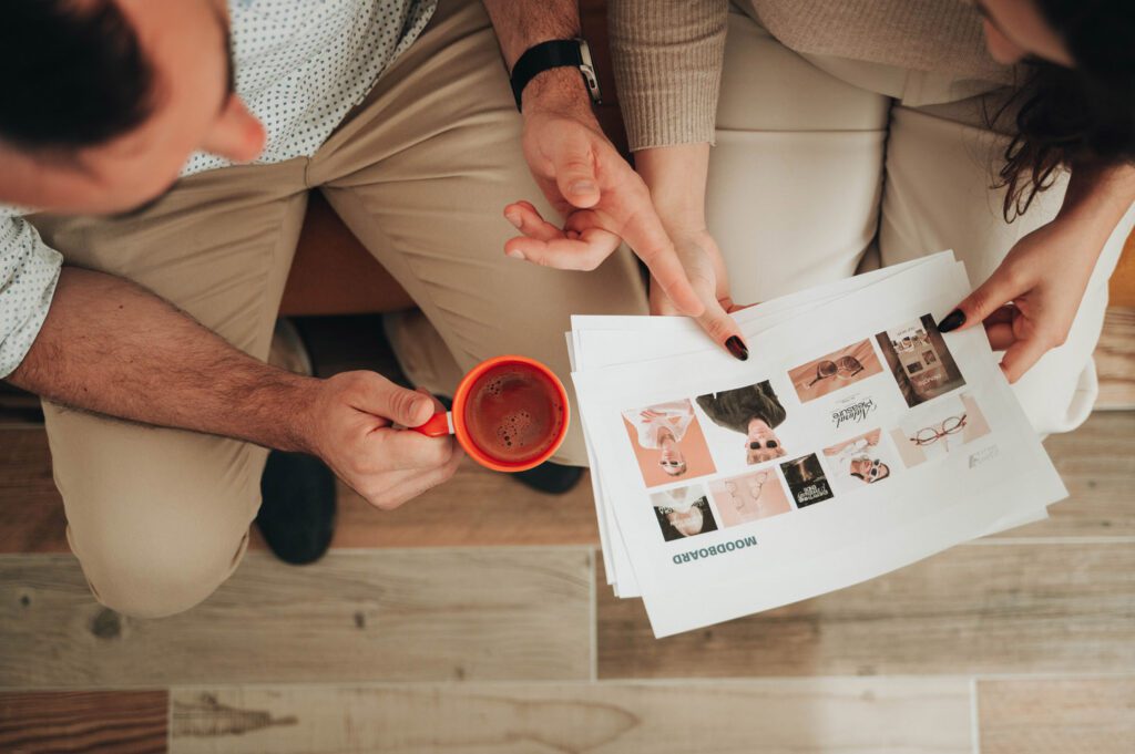 Nicolas et Déborah de l'agence de communication à Perpignan lmweb établissent une stratégie d'identité visuelle