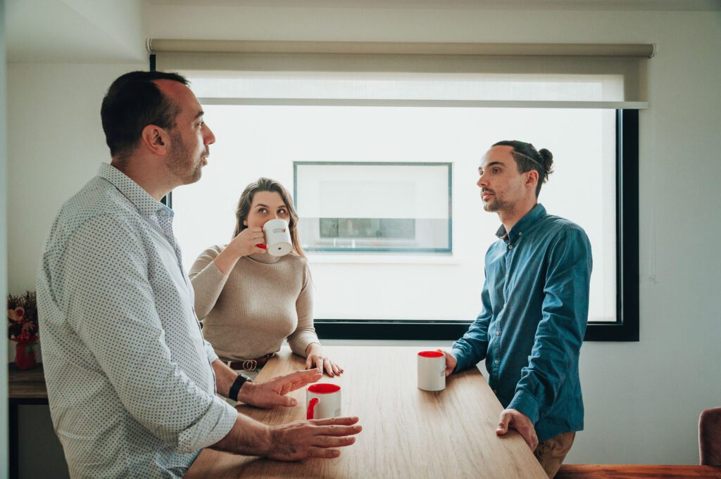 Nicolas, Déborah et Loïc de l'agence de communication à Perpignan lmweb discutent d'un projet pour le site internet d'un client