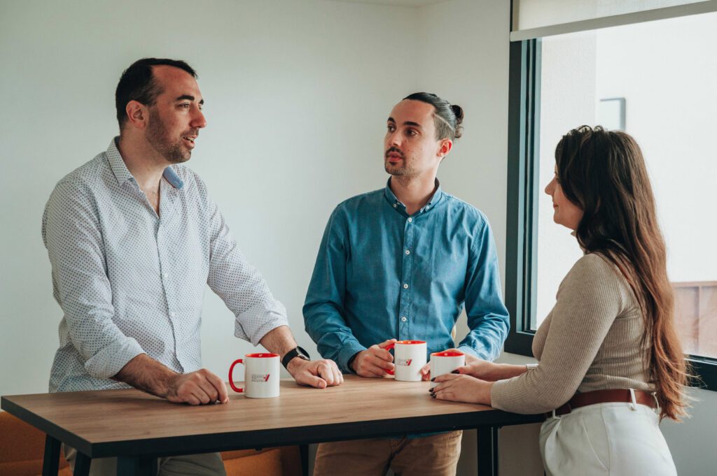 Nicolas, Déborah et Loïc de l'agence de communication à Perpignan lmweb discutent avec des cafés