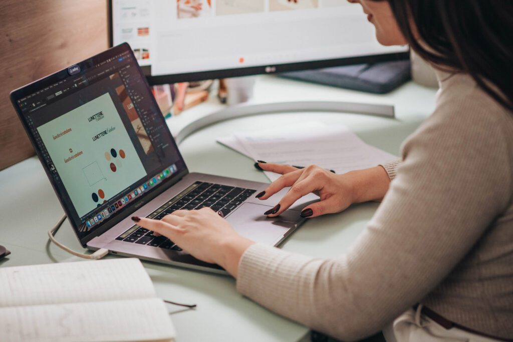 Déborah de l'agence de communication à Perpignan lmweb travaille sur l'identité visuelle d'un client