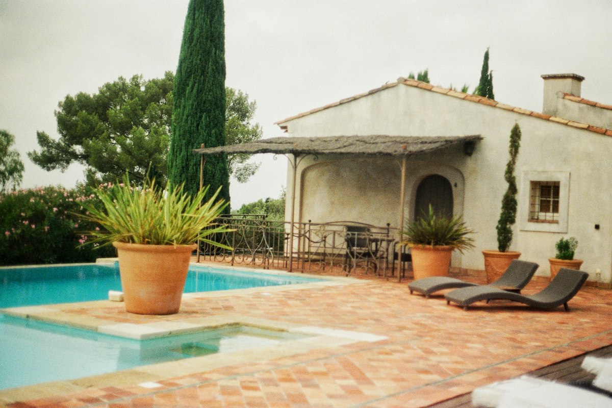 Maison de vacances avec piscine et terrasse en terre cuite, idéale pour la location saisonnière en direct